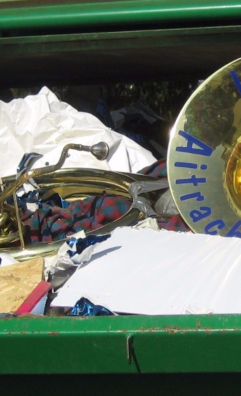 Neue Sousaphone für die Lumpenkapelle Aitrach