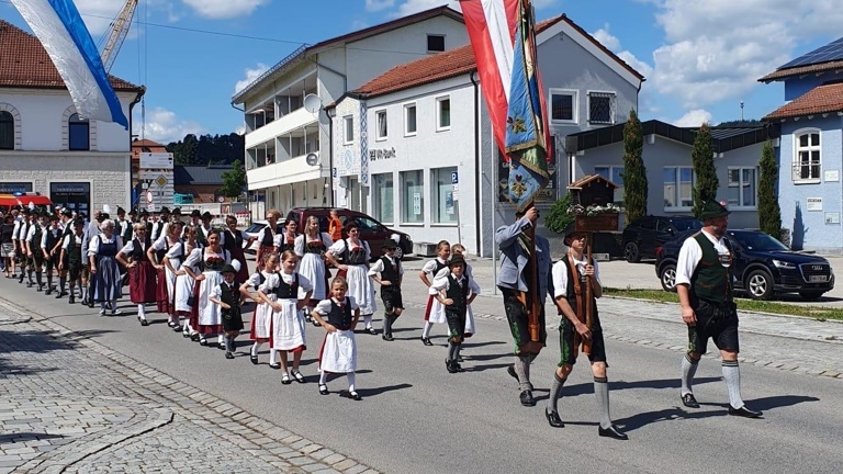 Neue Trachten für die Kindergruppe