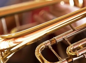 Noten, Instrumentenkoffer und Krawatten
