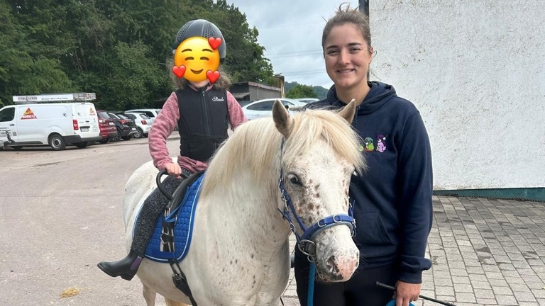 Neues Therapiepony und Sattel für Förderverein Ehrensache