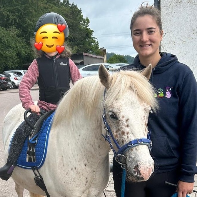 Neues Therapiepony und Sattel für Förderverein Ehrensache