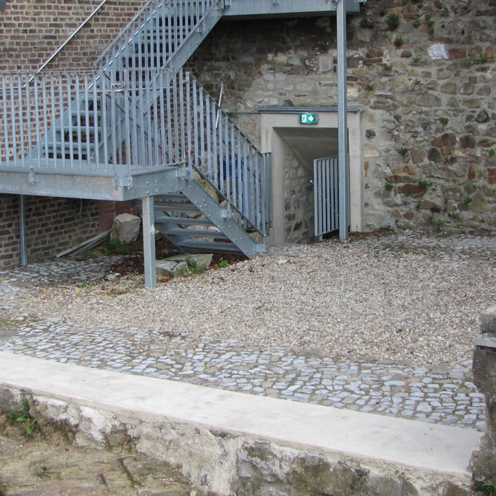 Ein Dach für die Bühne im Hof der Burg Frankenberg!