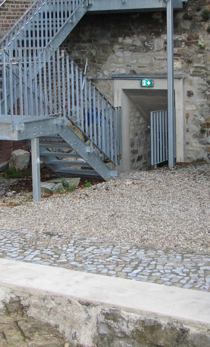 Ein Dach für die Bühne im Hof der Burg Frankenberg!
