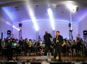 Neue Regenjacken für den Musikverein Sundern
