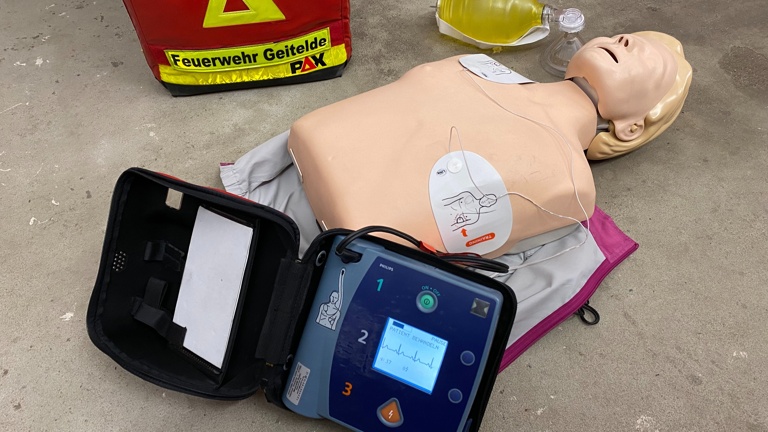 Defibrillator für Feuerwehr Geitelde zur Lebensrettung