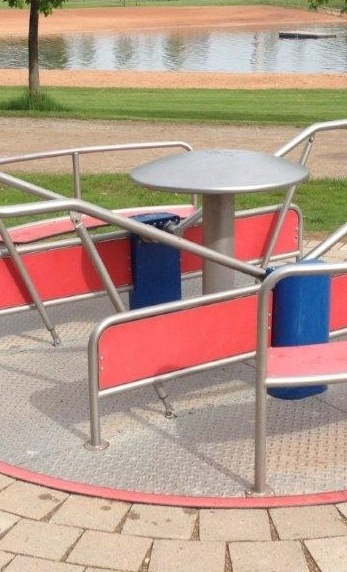 Spielplatzergänzung mit Integrationsspielgerät