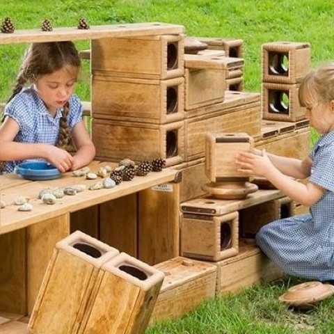 Wetterfeste Holzbausteine für den Außenbereich im ev. Kindergarten Röt