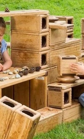 Wetterfeste Holzbausteine für den Außenbereich im ev. Kindergarten Röt