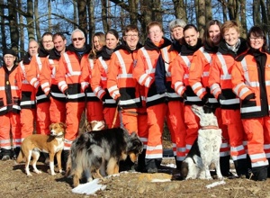 Hunde retten Menschen.