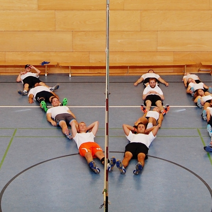 Neue Trainingsanzüge und Bälle für die Volleyballer