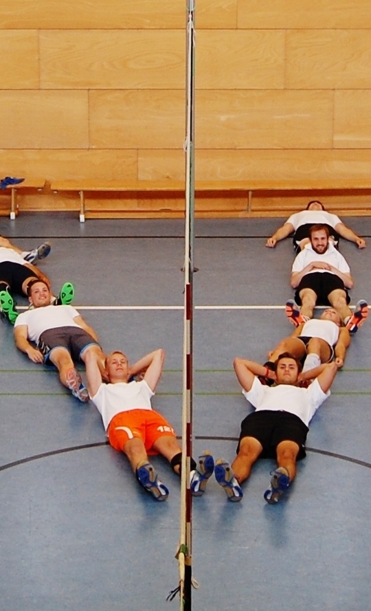 Neue Trainingsanzüge und Bälle für die Volleyballer