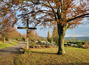 Neues Friedhofskreuz aus Gussbronze