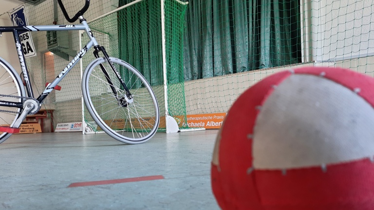 Erneuerung des Hallenbodens der Soli Bischberg (Radball)