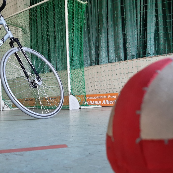 Erneuerung des Hallenbodens der Soli Bischberg (Radball)