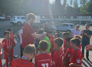 Neue Trainingsanzüge für die Jugend