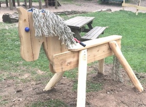 Neue Holzpferdchen