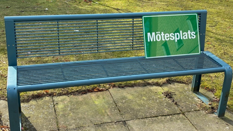 Sitzbänke für den Mötesplats im Schwedenheim