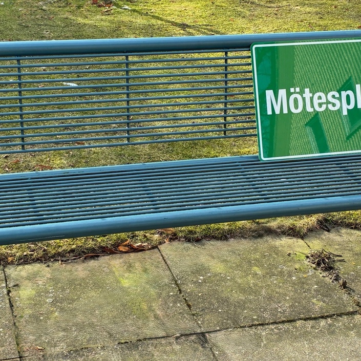 Sitzbänke für den Mötesplats im Schwedenheim
