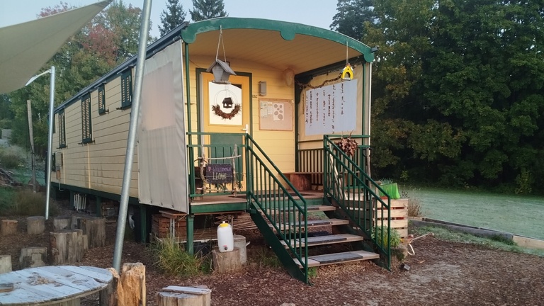 Bau eines Schlechtwetteranbaus am Bauwagen der Bärengruppe