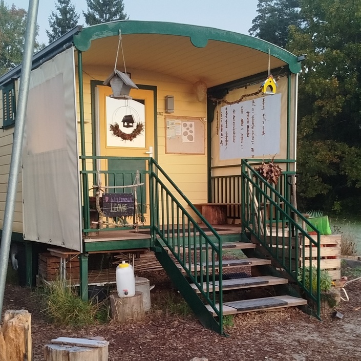 Bau eines Schlechtwetteranbaus am Bauwagen der Bärengruppe