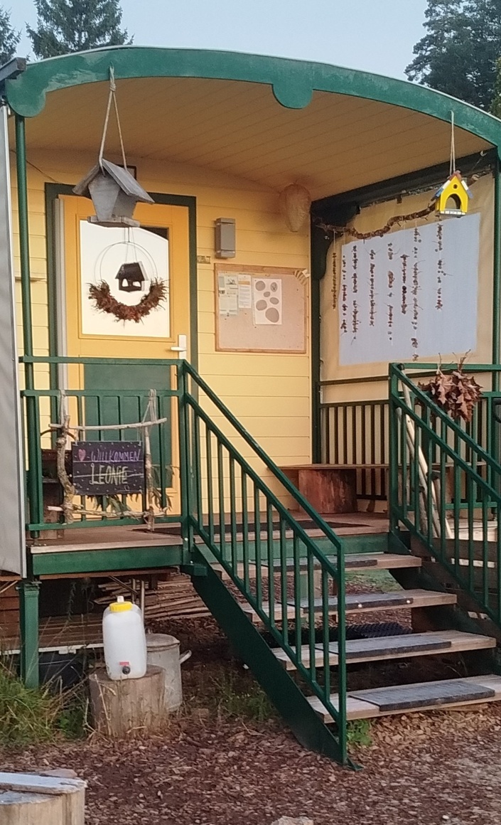 Bau eines Schlechtwetteranbaus am Bauwagen der Bärengruppe
