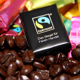 Eine Tasse fairen Kaffee mit einer Minischokolade Fairtrade