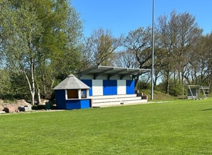 Für unseren Sportplatz wollen wir 2 Spielerkabinen anschaffen.