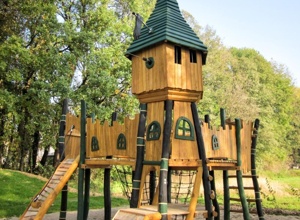 Eine neue Burg für unseren Spielplatz im "Stempes" - (Hans-Sachs-Str.)