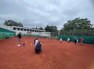 Neubau von zwei Tennis-Indoor-Sandplätzen