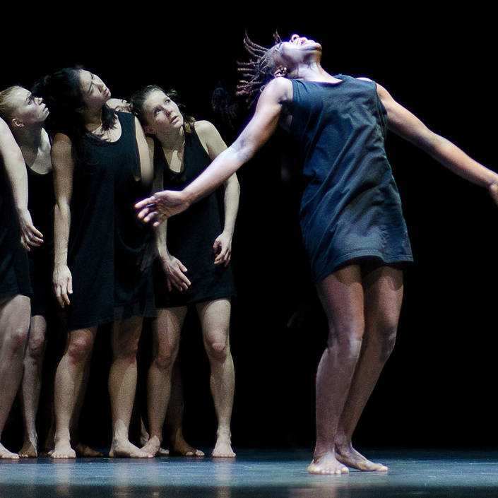 Becoming - Eine Tanztheaterproduktion der Sticky Trace Company