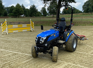 Erster Reitplatztrecker und -planer