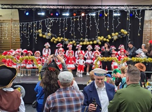 Alles in rot-weiss: Gardeuniformen für unsere Gardekinder