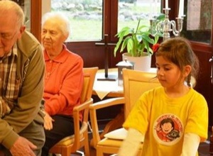 Generationsübergreifendes Miteinander - Kinder und Senioren in Bewegung