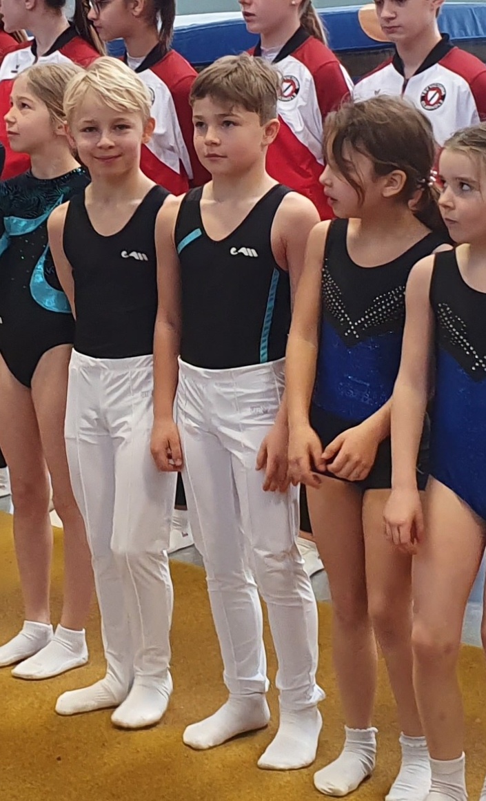 Wettkampfanzüge für unsere Trampolin-Mädchen