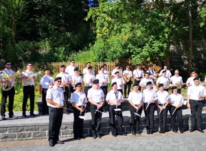 Neue Regenjacken für den Musikverein Sundern