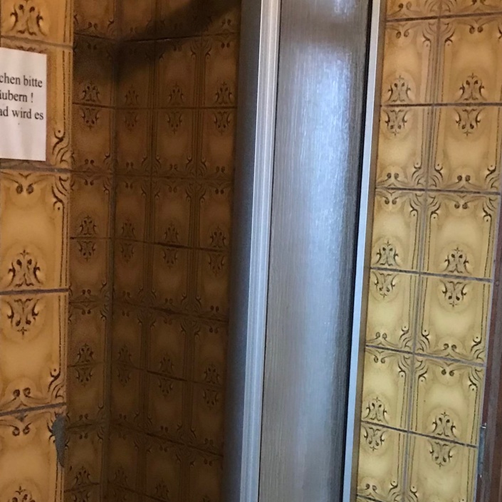Sanierung einer Umkleide mit Dusche