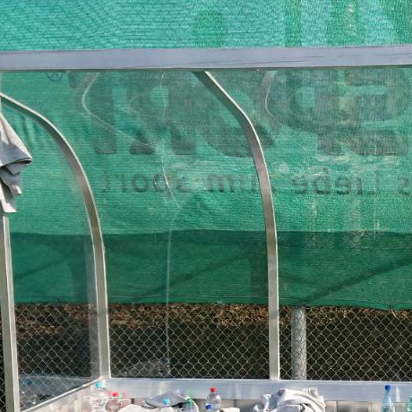 Überdachte Ersatzbänke für den TSV Münster