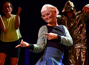 GiRRRRLs professionelles Theater mit Schauspielerinnen mit Down-Syndro