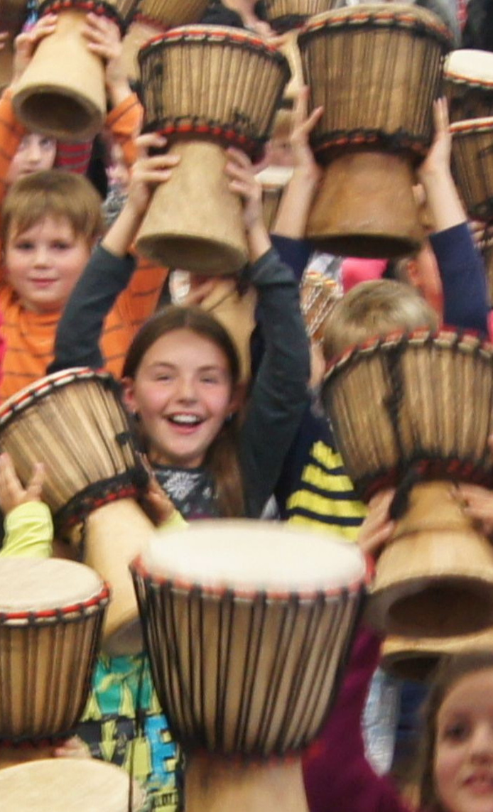 Trommel-Workshop für die Kinder der GS Ehrenbürg Mittelehrenbach
