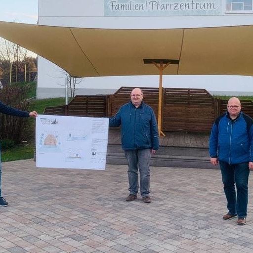 Überdachung der Bühne auf dem Dorfplatz in W E