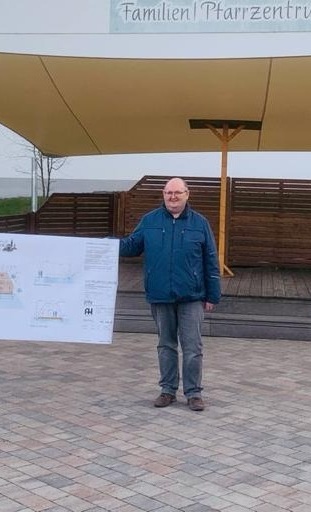 Überdachung der Bühne auf dem Dorfplatz in W E