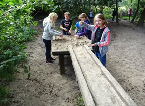 Eine Pumpe für den Matschtisch, Grundschule Heide