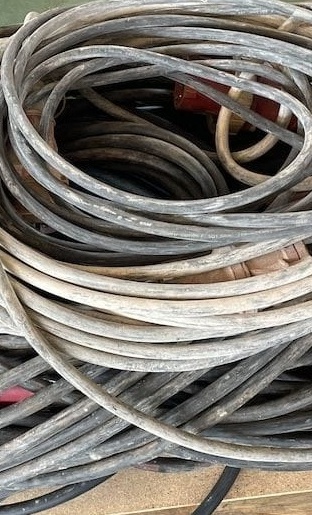 Reparatur der Vereinstechnik in der Volksbankhalle der Oldtimerfreunde