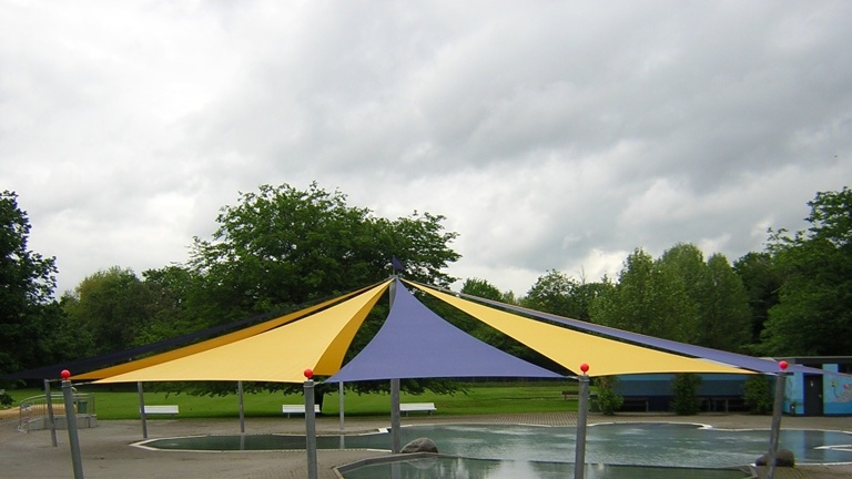 Pausenhof-Sonnensegel