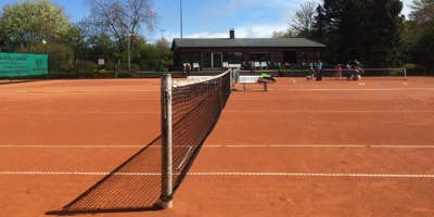 Neue Spielfeldlinien für unseren Tennisplatz