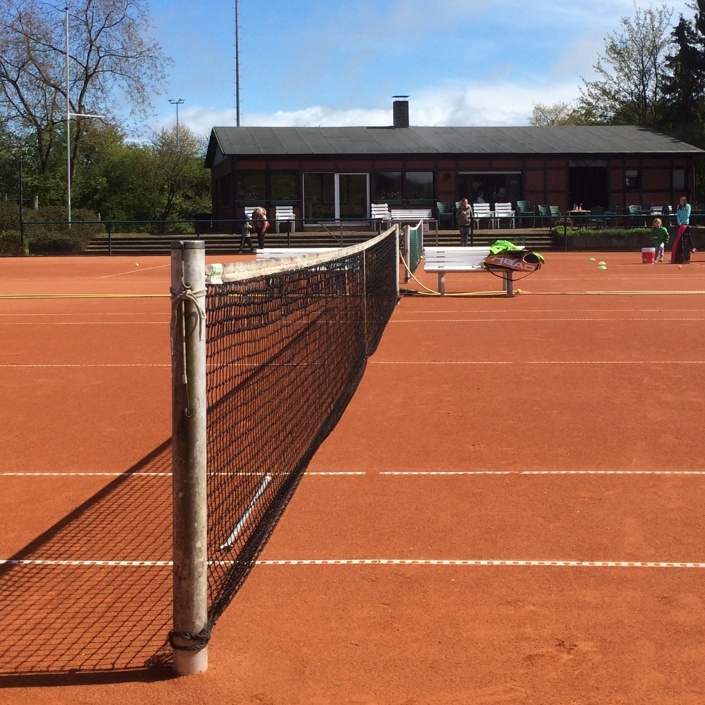 Neue Spielfeldlinien für unseren Tennisplatz