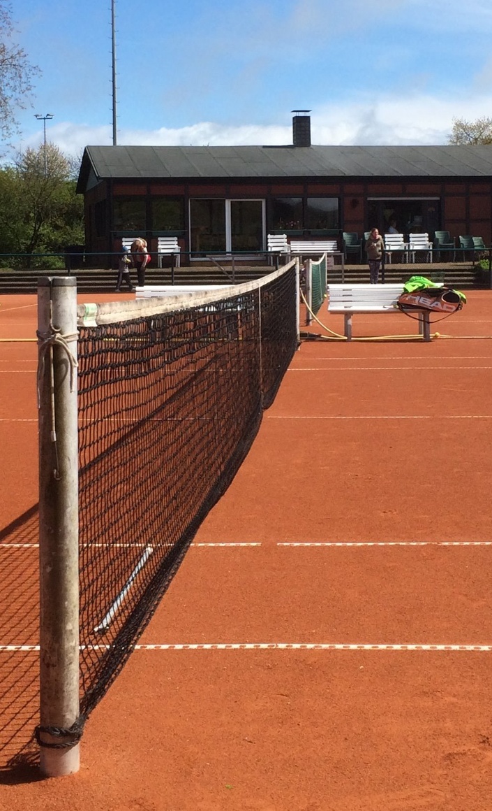 Neue Spielfeldlinien für unseren Tennisplatz