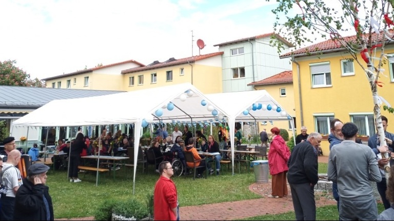 Schenken Sie Schutz, Schatten, und Gemeinschaft