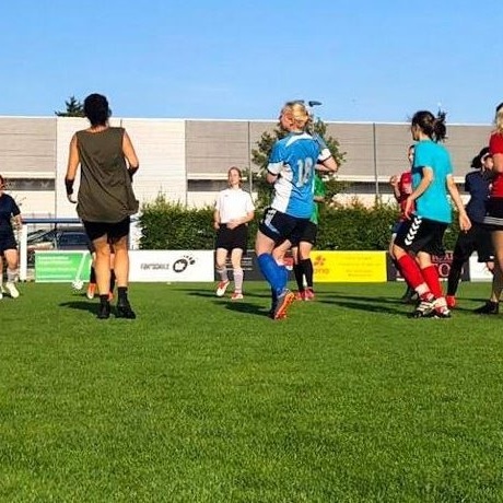 Trainingskleidung für die Frauenfußballmannschaft der DJK Würzburg