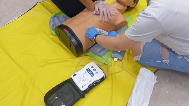 Defibrillator für das Siebold-Gymnasium Würzburg